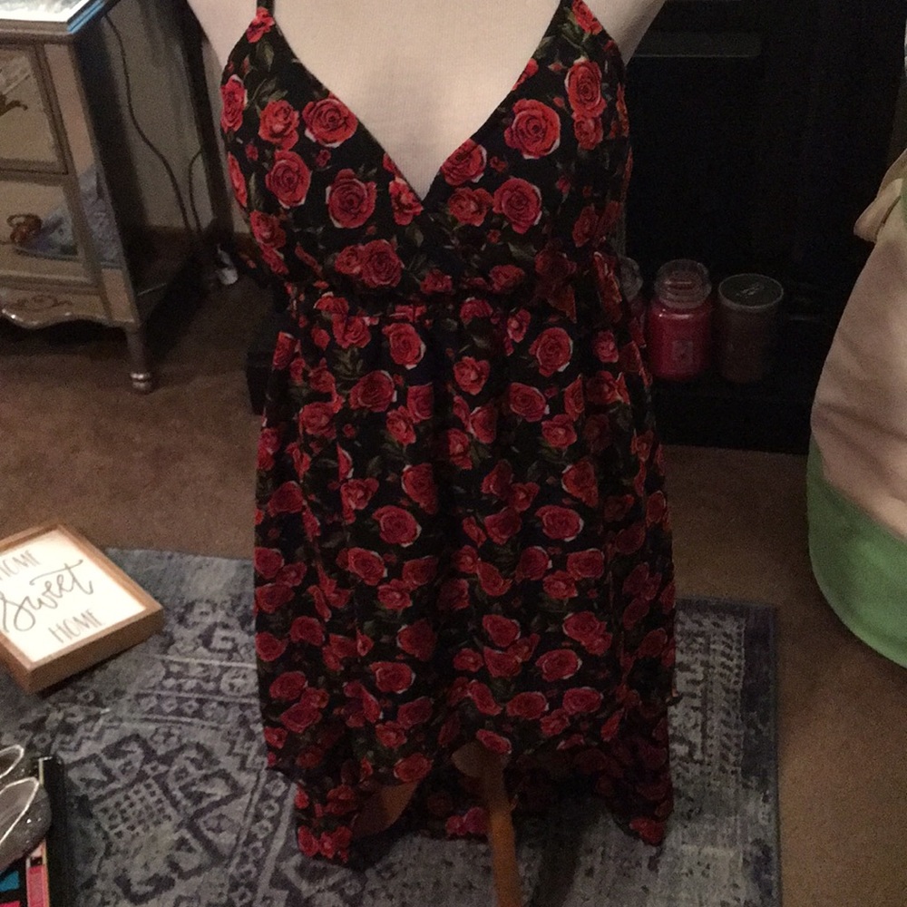 Super cute high low dress 👗 roses 🌹